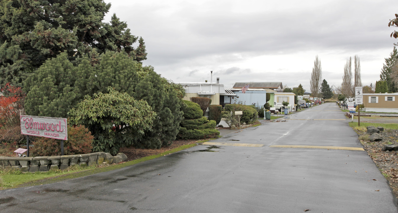 Elmwood Mobile Manor in Puyallup, WA - Foto de edificio