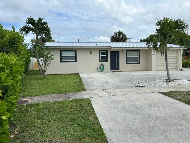 5804 S Bond Dr in West Palm Beach, FL - Building Photo - Building Photo