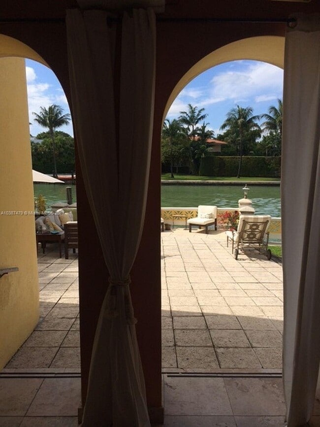 4812 Pine Tree Dr in Miami Beach, FL - Foto de edificio - Building Photo