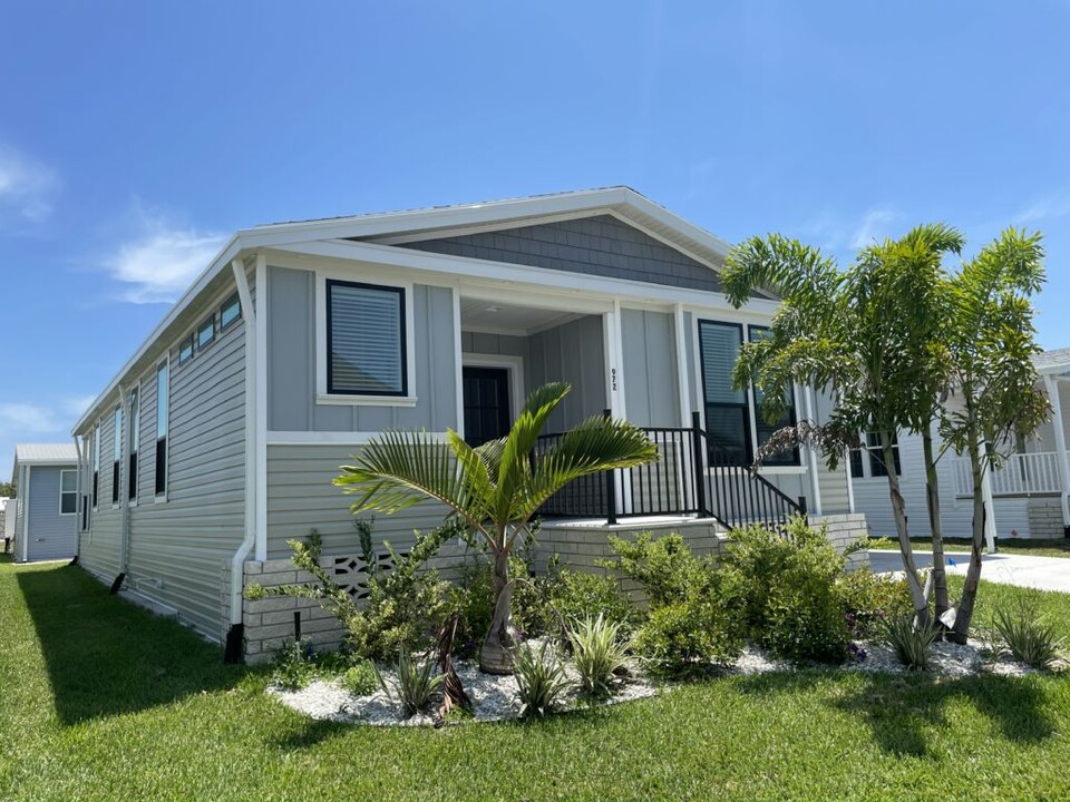 972 Desirade Ave E in Venice, FL - Building Photo