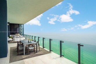 17141 Collins Ave in Sunny Isles Beach, FL - Foto de edificio - Building Photo