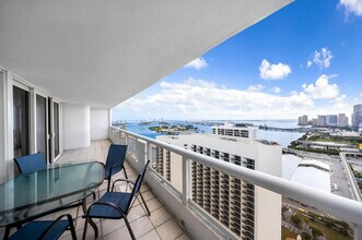 1717 N Bayshore Dr in Miami, FL - Building Photo - Building Photo