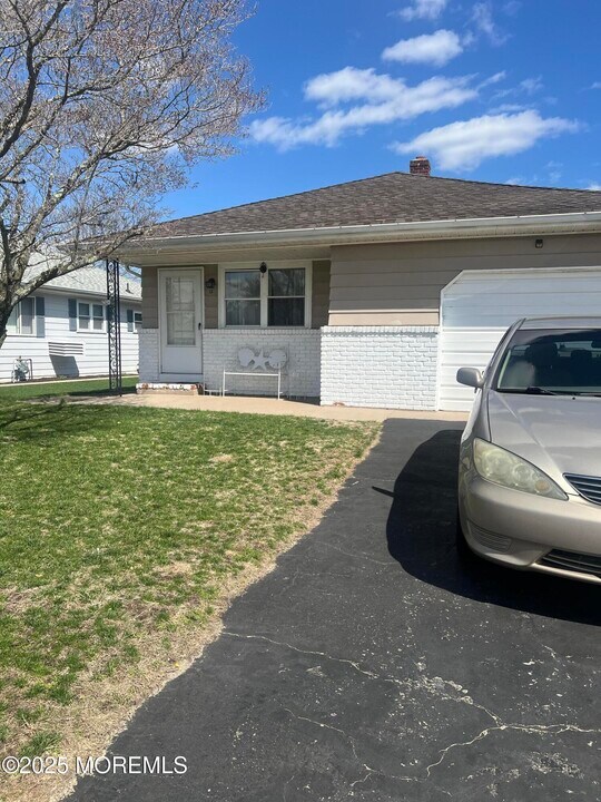 12 Bolans Ct in Toms River, NJ - Building Photo
