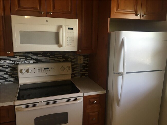 3396 Foxcroft Rd in Miramar, FL - Foto de edificio - Building Photo