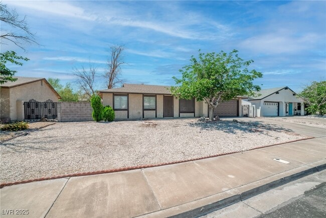 540 Longtree Ave in Henderson, NV - Building Photo - Building Photo