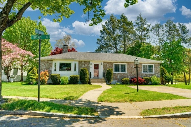 24 Great Meadow Rd in Newton, MA - Building Photo - Building Photo