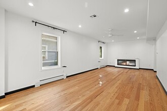 571 Hillside St, Unit 1 in Ridgefield, NJ - Foto de edificio - Building Photo