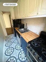 305 W 52nd St in New York, NY - Building Photo - Building Photo