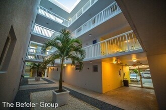 8030 NW 8th St in Miami, FL - Foto de edificio - Building Photo