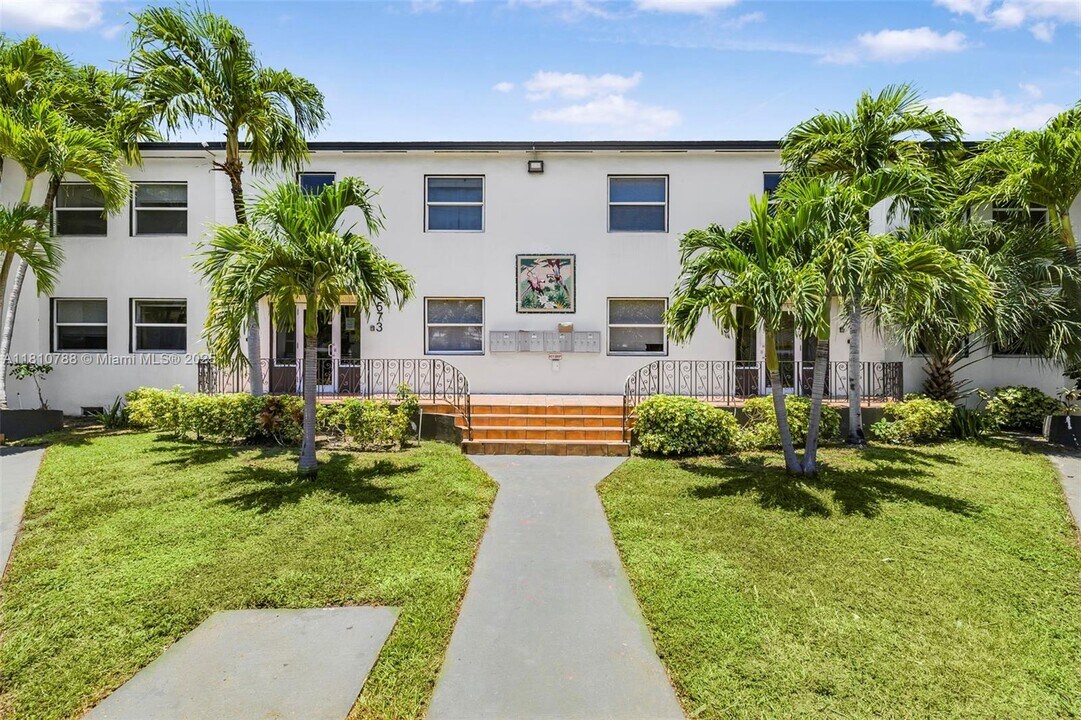 573 NE 82nd St in Miami, FL - Building Photo