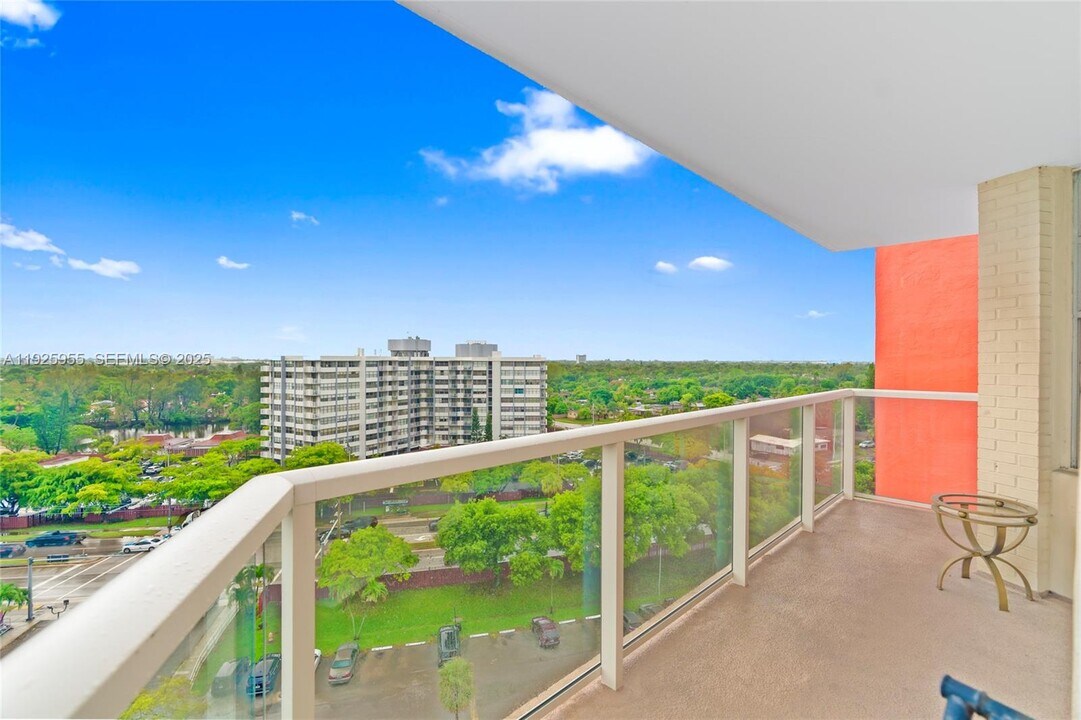 1301 NE Miami Gardens Dr in Miami Gardens, FL - Foto de edificio