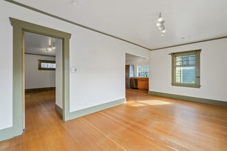 950 Hiawatha Pl S in Seattle, WA - Building Photo - Building Photo