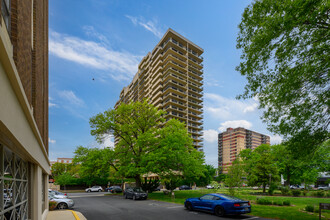 Alexandria House in Alexandria, VA - Foto de edificio - Building Photo