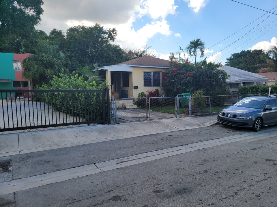 320 NW 32nd St in Miami, FL - Building Photo