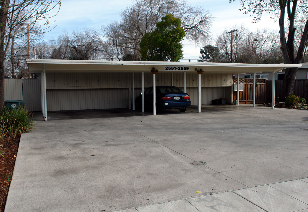 2551 Alma St in Palo Alto, CA - Foto de edificio