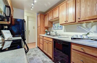 12736 NE 116th Ln, Unit L-21 in Kirkland, WA - Foto de edificio - Building Photo