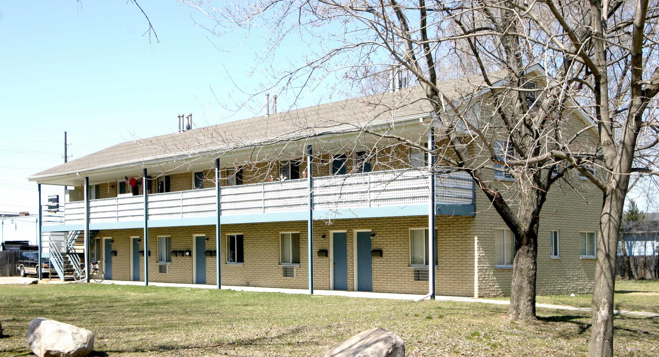 Logan Manor in Mount Clemens, MI - Building Photo