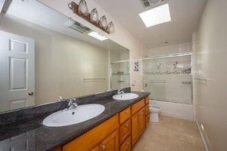 483 Monterey Blvd in San Francisco, CA - Foto de edificio - Building Photo