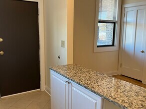 1746 W Estes Ave-Unit -205 in Chicago, IL - Building Photo - Building Photo