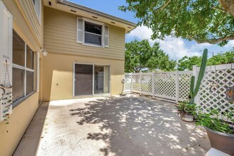 4004 Medford Ct in Boynton Beach, FL - Foto de edificio - Building Photo