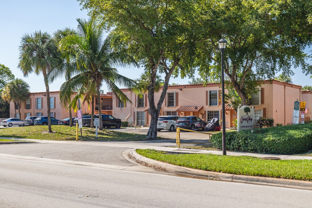 Cypress Village Condos in Miami Lakes, FL - Foto de edificio