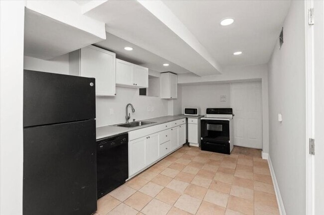 property at 941 W Windsor Ave