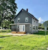 505 E Oak St in Mahomet, IL - Building Photo