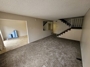 2131 Eveningside Dr in West Covina, CA - Foto de edificio - Building Photo