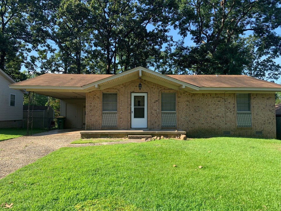 204 Latona Ln in North Little Rock, AR - Foto de edificio