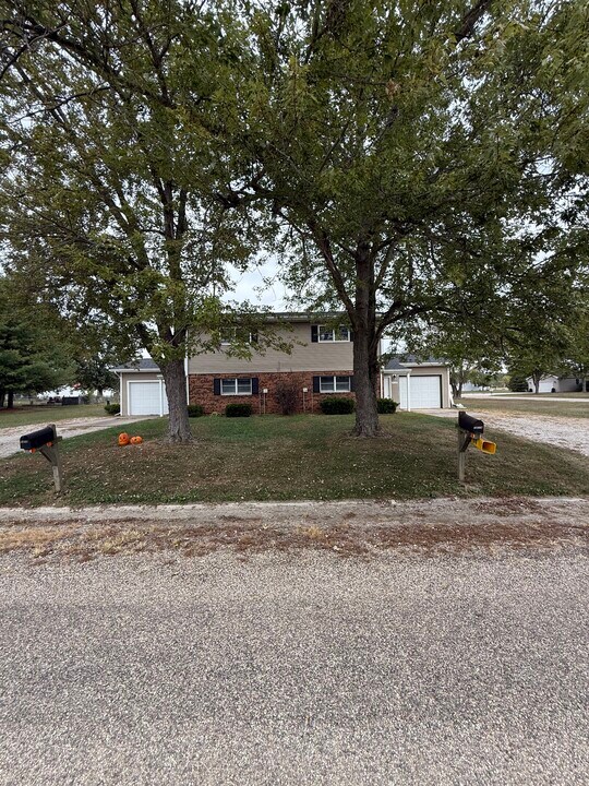 14102 Southwind Dr in Effingham, IL - Building Photo