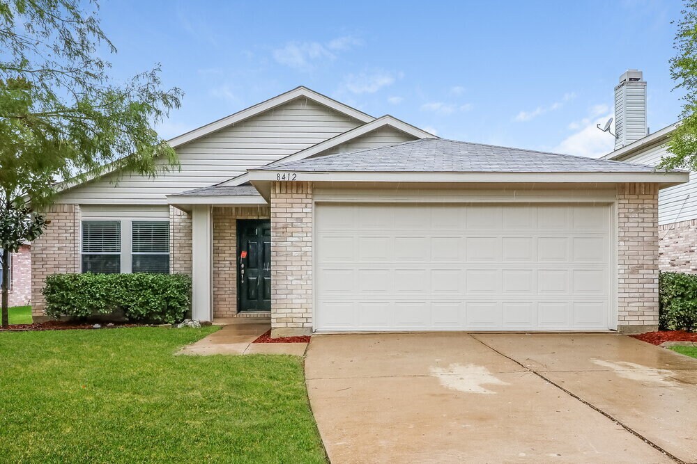 8412 Seven Oaks Ln in Denton, TX - Building Photo
