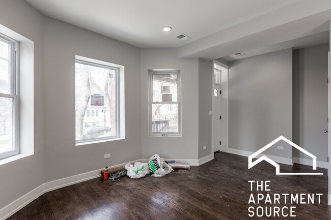 3135 N Oakley Ave, Unit 2 in Chicago, IL - Building Photo - Building Photo