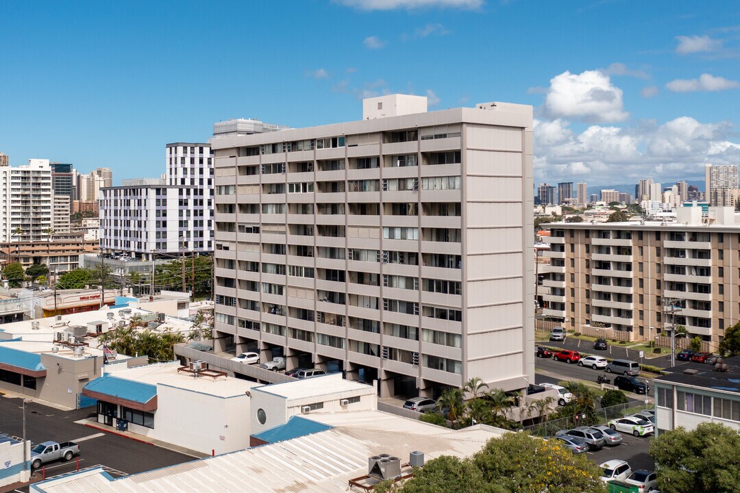 University Villa in Honolulu, HI - Building Photo