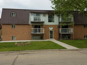 Rose Garden in Thief River Falls, MN - Building Photo - Building Photo