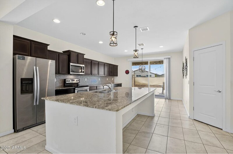 23700 W Watkins St in Buckeye, AZ - Foto de edificio