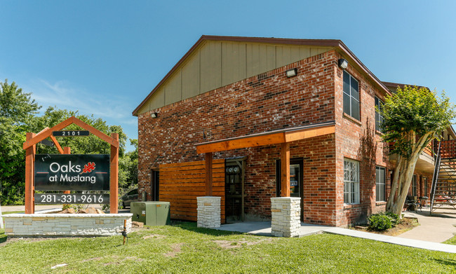 Oaks at Mustang in Alvin, TX - Building Photo - Interior Photo