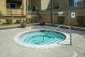 Sunset Ridge in Santa Ana, CA - Foto de edificio - Building Photo