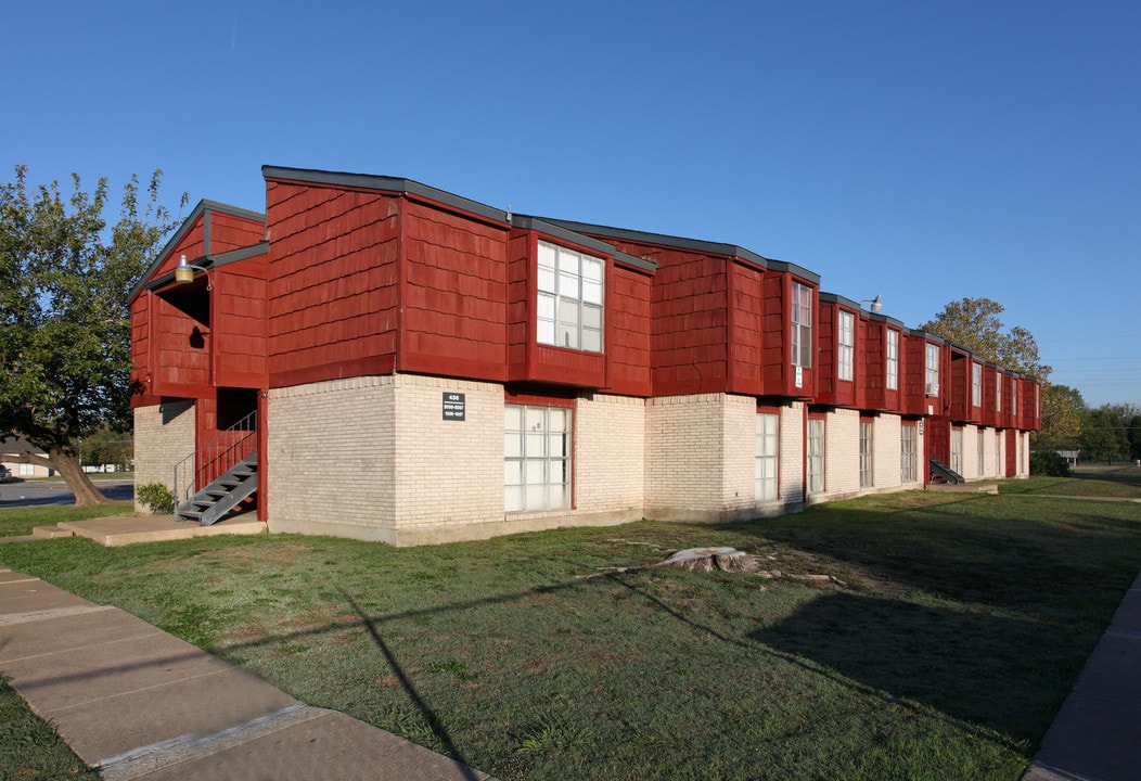 Cherokee Village in Dallas, TX - Foto de edificio