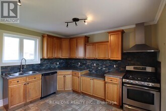 130 Mayfield Dr in Oakville, ON - Building Photo - Building Photo