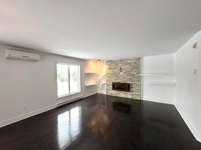 8000 De Londres Rue in Brossard, QC - Building Photo - Building Photo