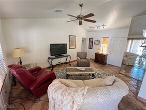 9624 Blue Bell Dr in Las Vegas, NV - Foto de edificio - Building Photo