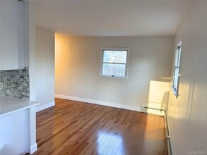 77 Magnolia Dr in Selden, NY - Building Photo - Building Photo