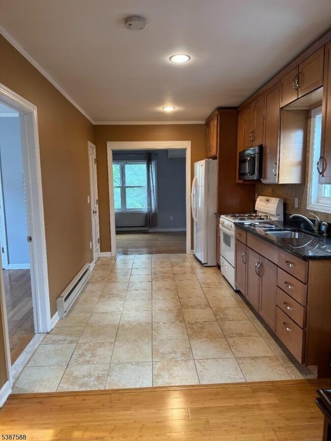 205 Valley Brook Ave in Lyndhurst, NJ - Building Photo - Building Photo