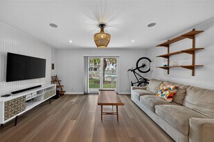 700 SE 2nd Ave in Deerfield Beach, FL - Building Photo