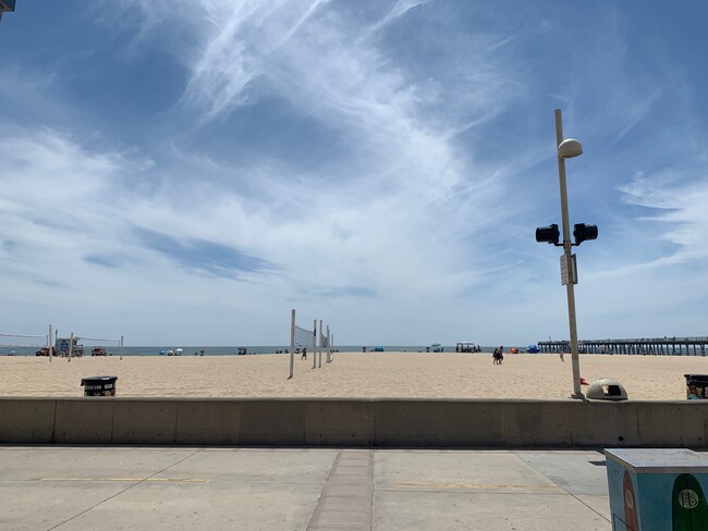 24 11th St. Apartments in Hermosa Beach, CA - Foto de edificio - Building Photo