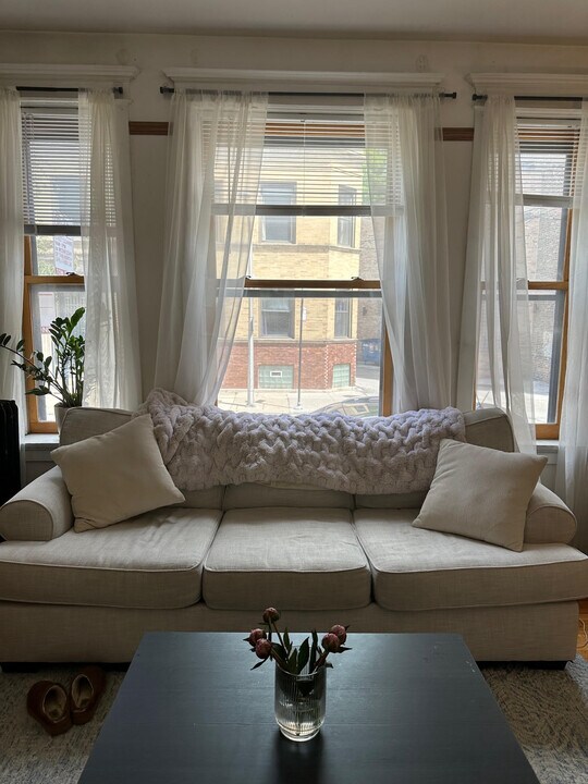 719 Oakdale W Ave, Unit ONE BED PLUS DEN-OFFICE in Chicago, IL - Building Photo