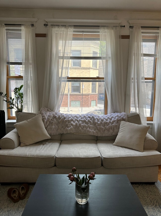 719 Oakdale W Ave, Unit ONE BED PLUS DEN-OFFICE