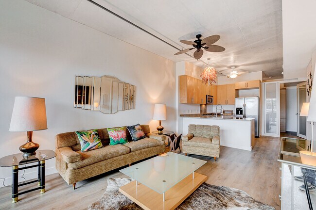 353 E Bonneville Ave, Unit 233 in Las Vegas, NV - Foto de edificio - Building Photo