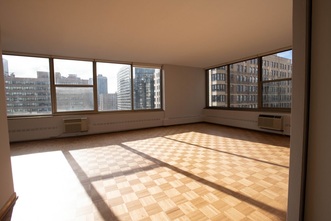 360 W Wellington Ave, Unit 10B in Chicago, IL - Building Photo