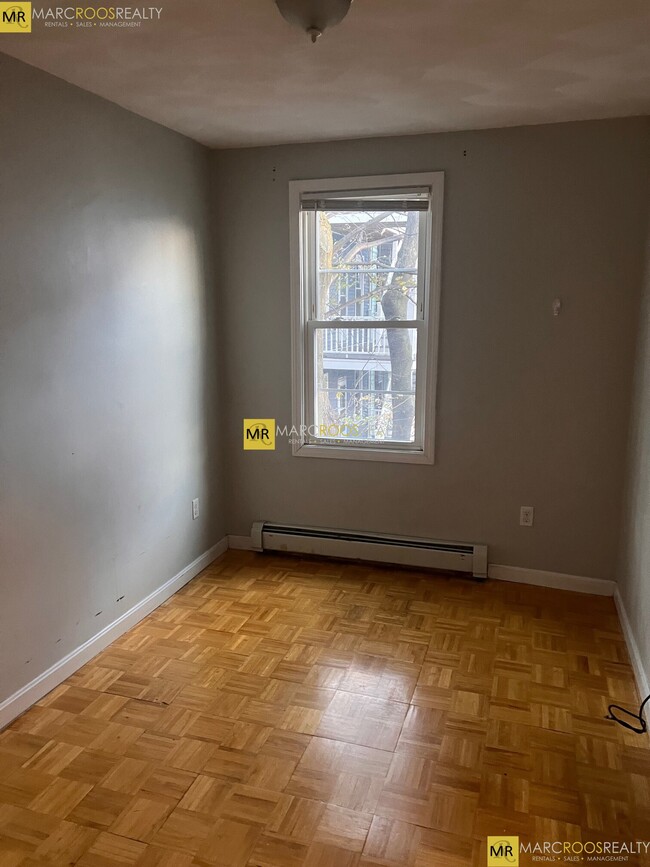 329 Paris St, Unit 2 in Boston, MA - Building Photo - Building Photo